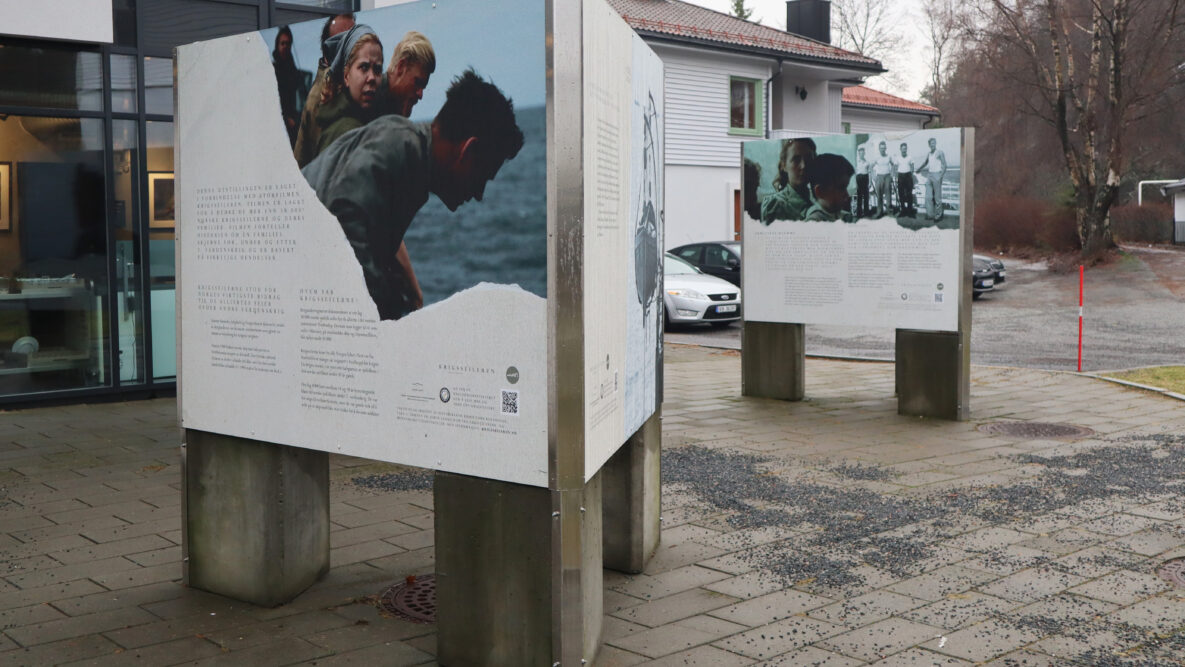 Utendørsutstilling med bilder fra filmen "Krigsseileren" og tekst som forteller om krigsseilernes historie